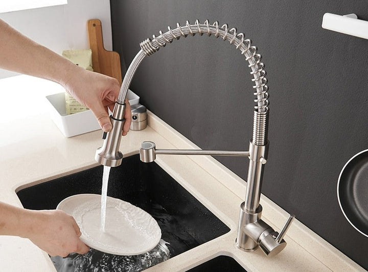 Robinet de cuisine moderne avec douchette flexible pivotante à 360°.