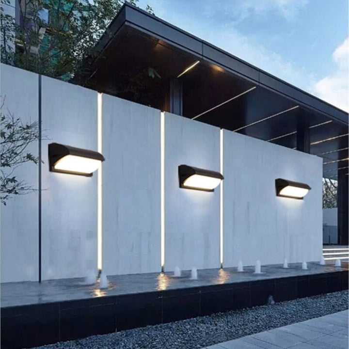 Éclairage LED extérieur IP65 résistant intempéries. Luminaire moderne avec capteur de mouvement intégré.