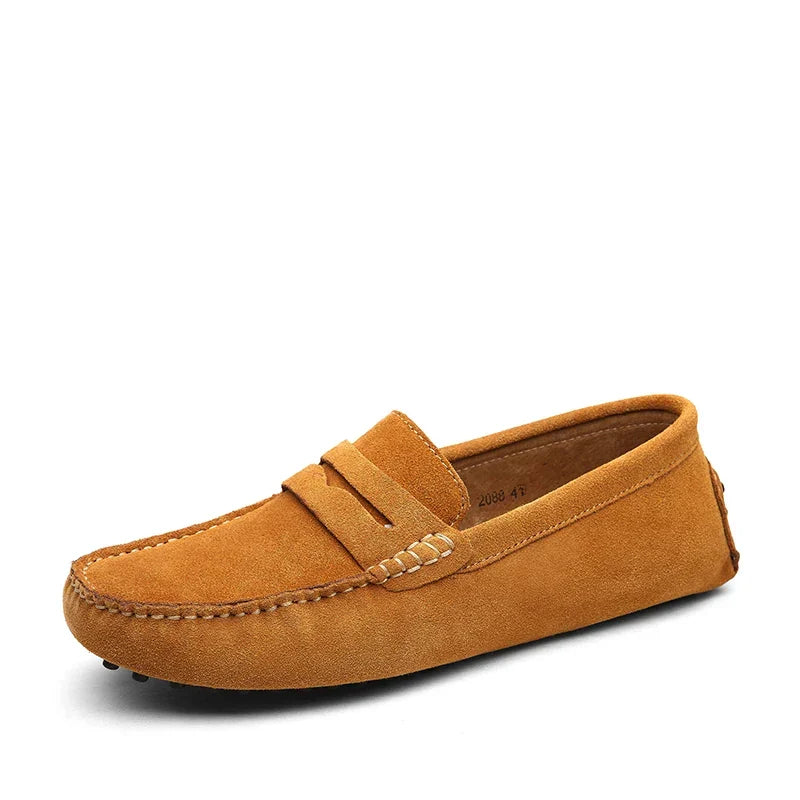 Détail mocassins SuaveStride : texture cuir et surpiqûres élégantes, confort garanti.