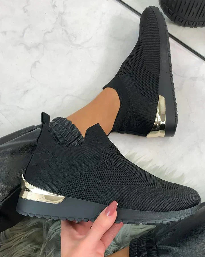 Chaussures orthopédiques femme élégantes, offrant confort et soutien pour la marche quotidienne.
