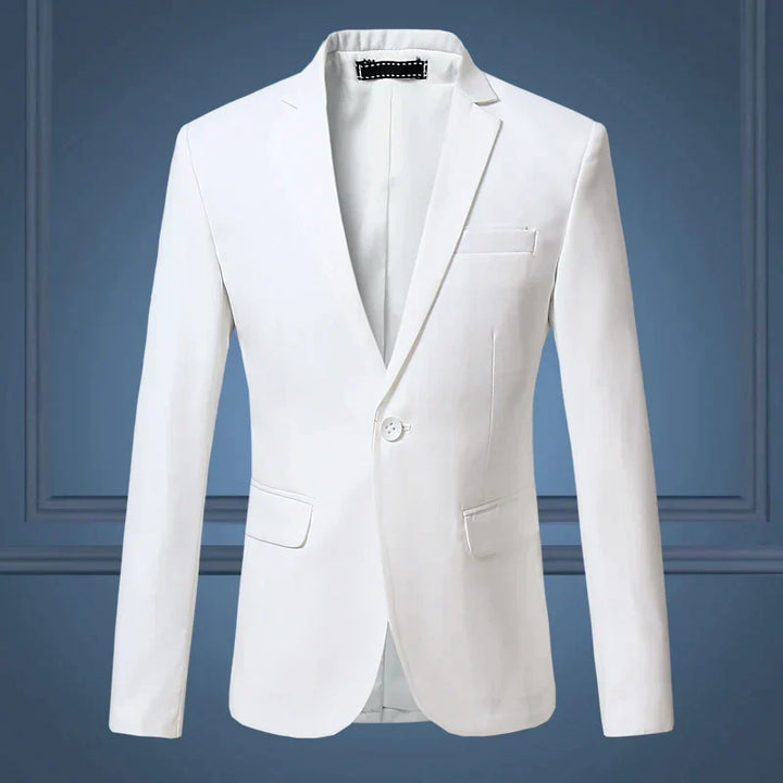 Homme portant un blazer élégant, allure distinguée, parfait pour un look professionnel ou smart-casual. Veste polyvalente.