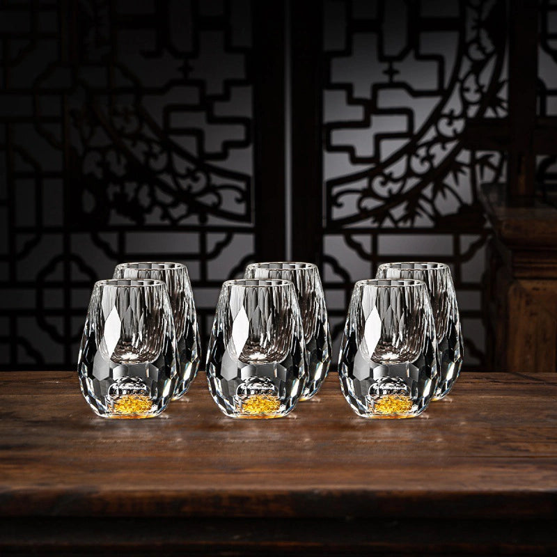 Élégants verres à whisky en cristal transparent avec motifs or, pour une expérience de dégustation sophistiquée.