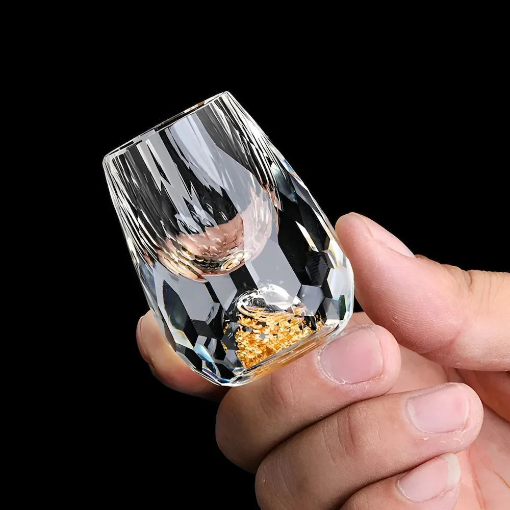 Verres à whisky en cristal et or, faits main avec précision, idéaux pour un cadeau homme de luxe.