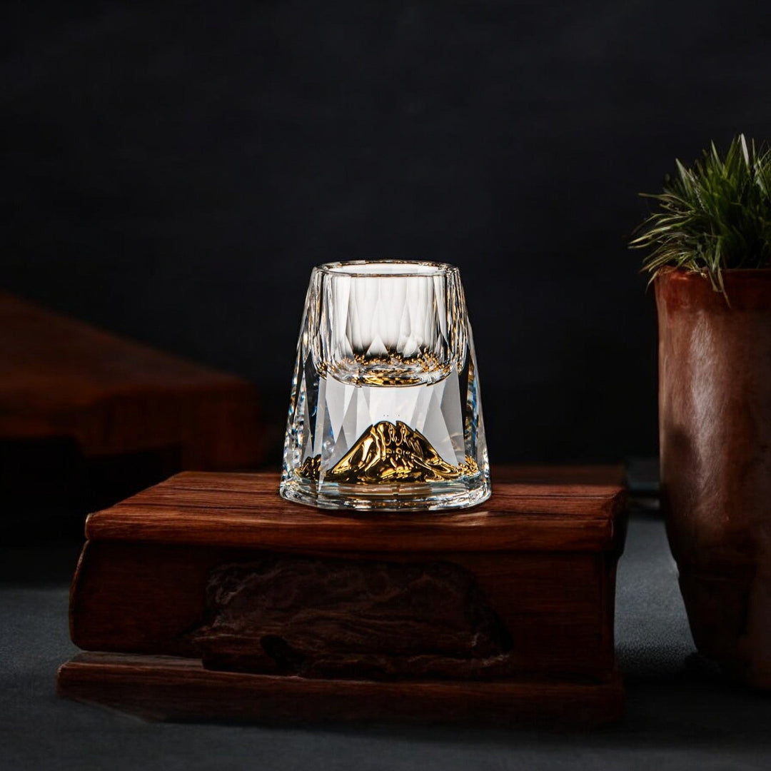 Verres à whisky en cristal de luxe avec détails en or faits main, pour sublimer vos spiritueux premium.