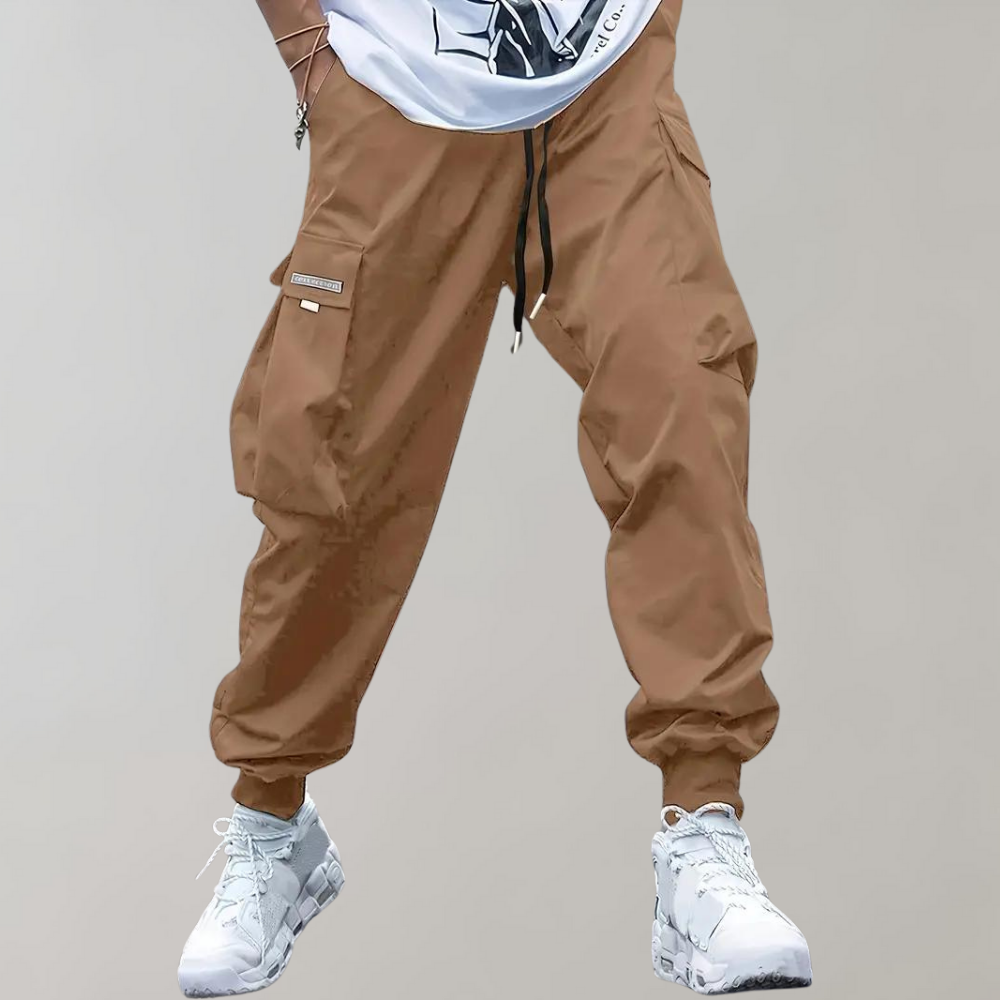 Cargo pour hommes avec jambes serrées, idéal mode masculine confortable.