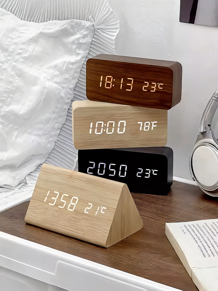 Réveil LED moderne noir, horloge numérique élégante, affiche heure et température.