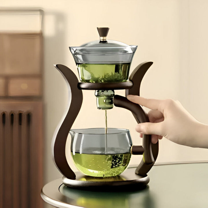Infuseur à thé en verre avec support en bois pour une dégustation élégante de vos boissons chaudes.