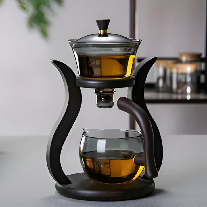 Élégant infuseur à thé en verre sur support bois, idéal pour un rituel de dégustation apaisant à la maison.