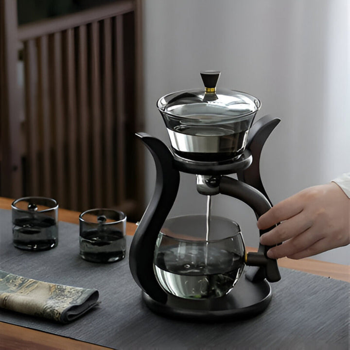 Infuseur à thé en verre avec support bois pour observer l'infusion des feuilles, précis et esthétique.