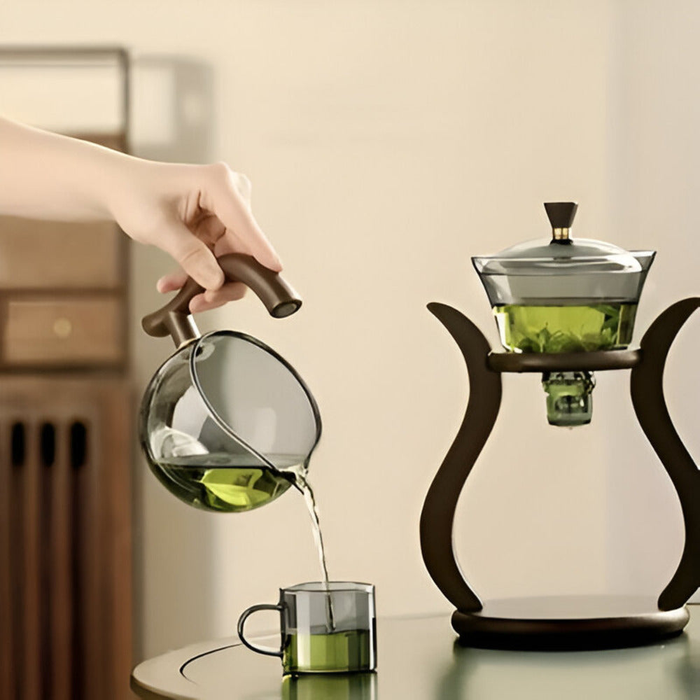 Accessoire de cuisine moderne : infuseur à thé en verre design avec support en bois pour décorer votre maison.