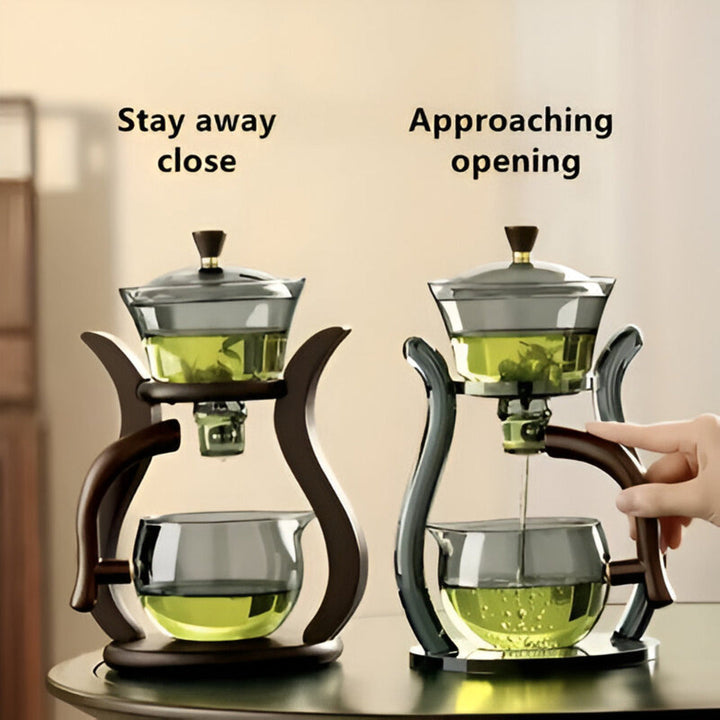 Magnifique infuseur à thé en verre soufflé avec son support en bois, pour un rituel de thé élégant.