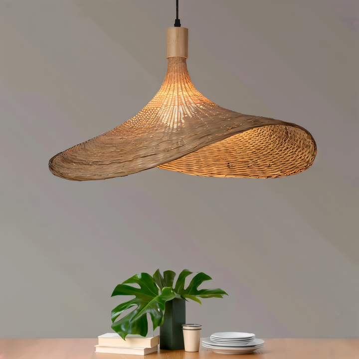Artisanat en bambou pour cette suspension, apportant une touche naturelle à l'intérieur.