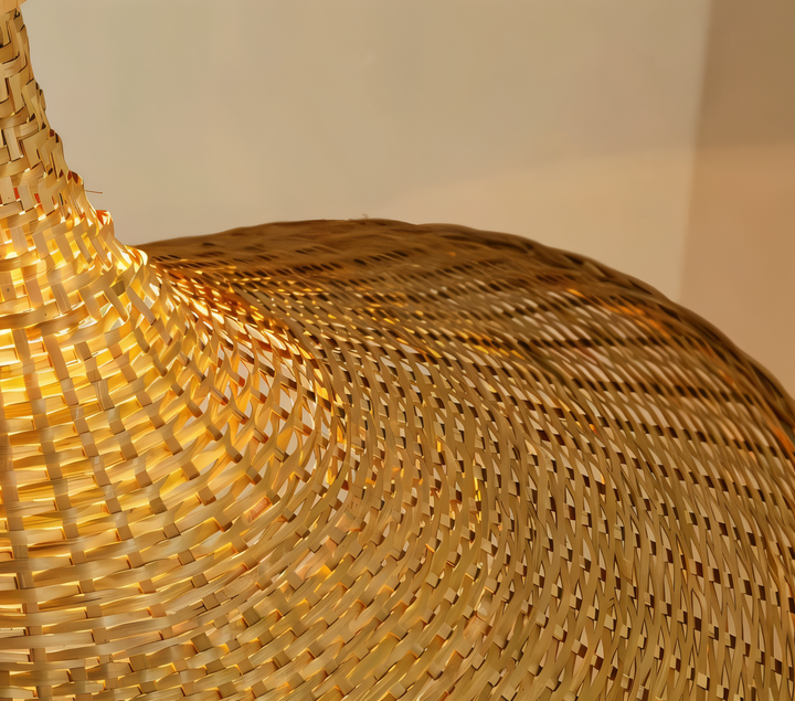 Éclairage intérieur avec cette suspension en bambou et rotin, ambiance relaxante garantie.