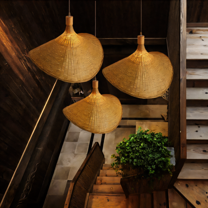 Suspension style campagnard chic en rotin, parfaite pour la salle à manger ou la cuisine.