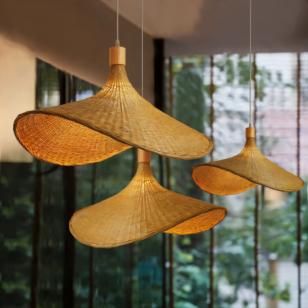 Suspension artisanale en bambou et rotin, design naturel pour éclairage intérieur.