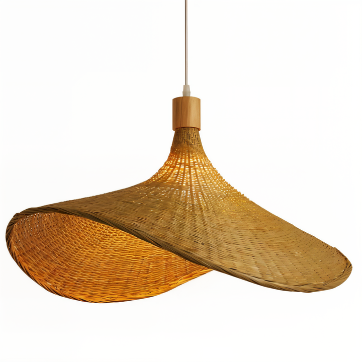 Lampe suspendue en bambou et rotin, un élément de design unique et respectueux de l'environnement.