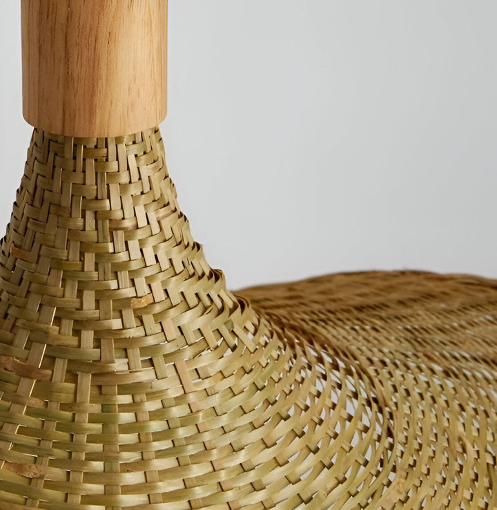 Lampe plafond design unique en bambou, mettant en valeur l'artisanat des fibres naturelles.