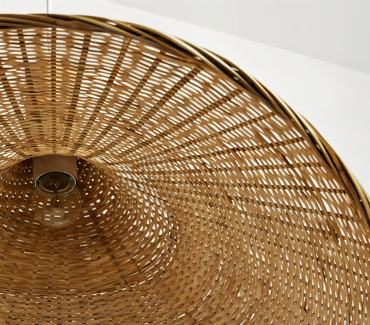 Suspension tressée en rotin, un luminaire naturel pour sublimer votre espace intérieur.