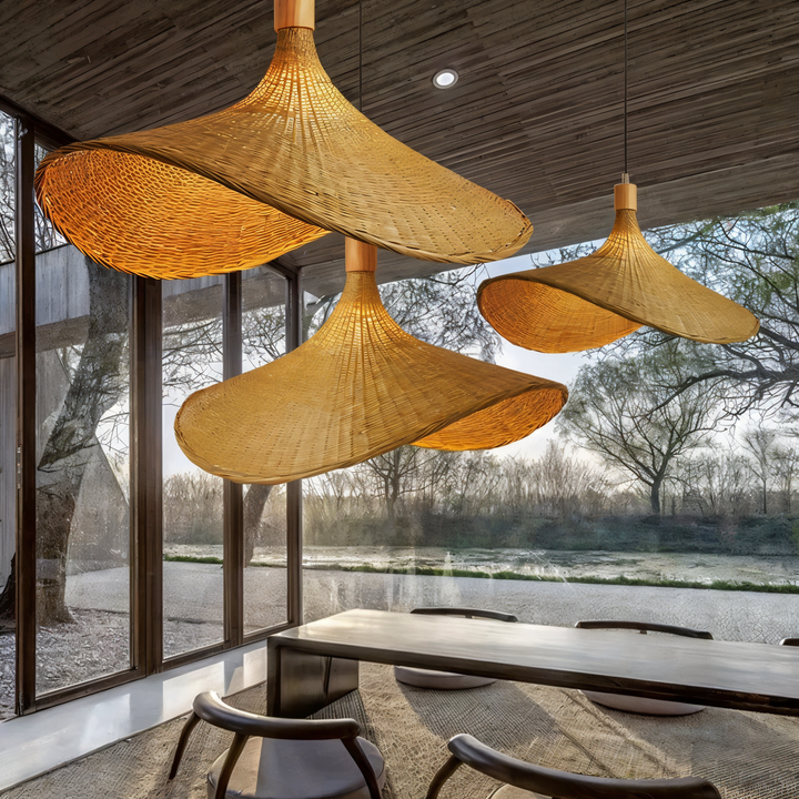 Luminaire suspendu en bambou, créant une atmosphère chaleureuse et un décor unique.
