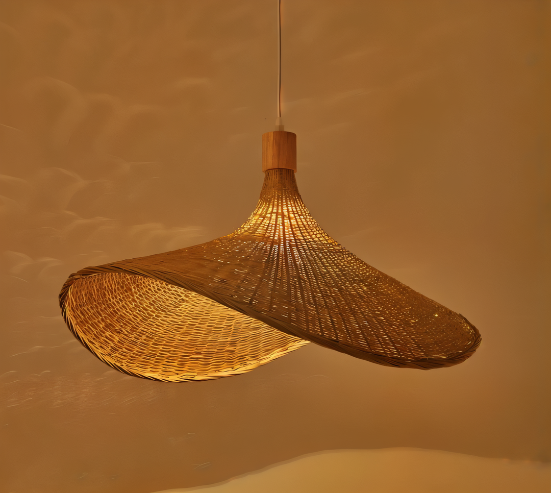 Luminaire décoratif en bambou, idéal pour créer un point focal dans n'importe quelle pièce.