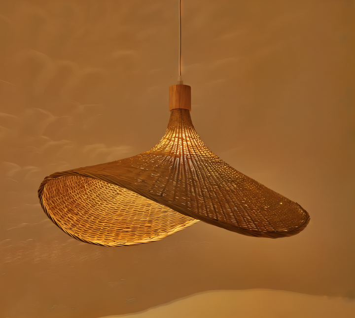 Luminaire décoratif en bambou, idéal pour créer un point focal dans n'importe quelle pièce.