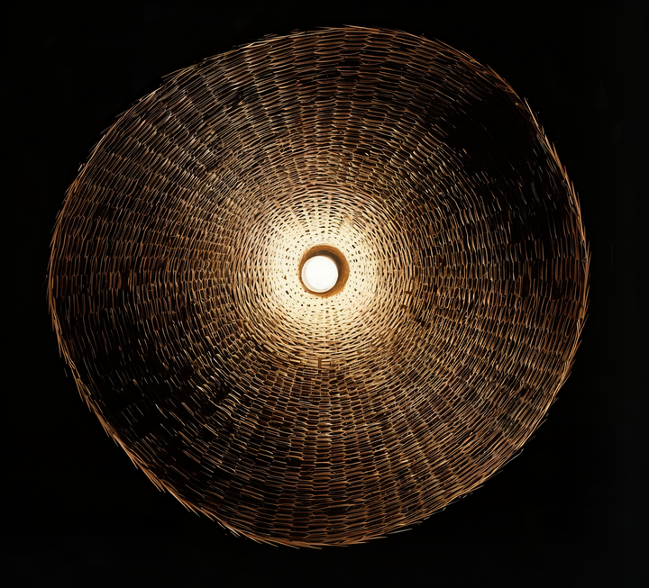 Design rustique pour cette lampe suspendue en rotin, un ajout élégant à tout décor.