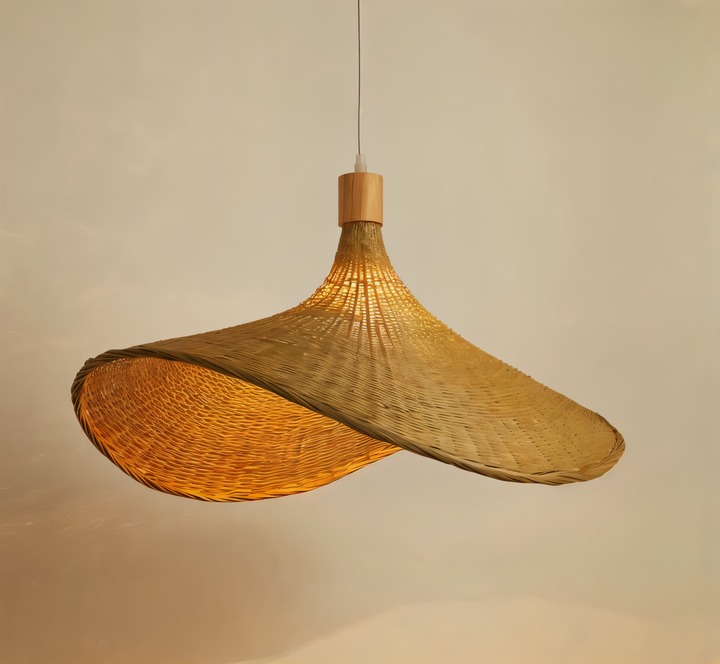 Lampe de plafond en rotin, motif tressé sophistiqué, accent naturel pour votre maison.