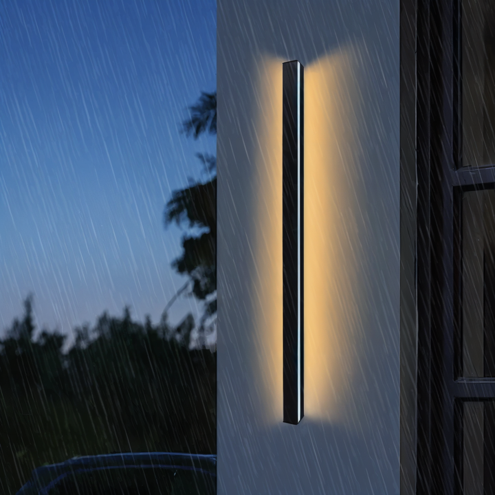 Applique LED étanche IP65, lumière linéaire, style contemporain pour décorer murs intérieurs ou extérieurs.