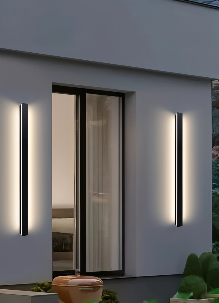 Éclairage LED linéaire IP65, résistant aux intempéries, pour sécuriser et embellir entrées et allées extérieures.