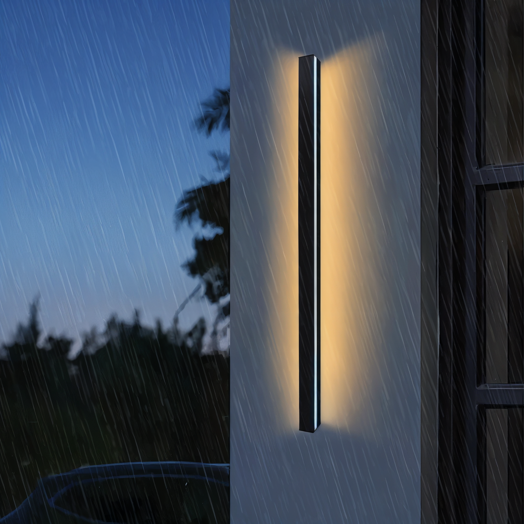 Luminaire LED linéaire résistant à l'eau IP65, pour un éclairage puissant et directionnel, intérieur/extérieur.