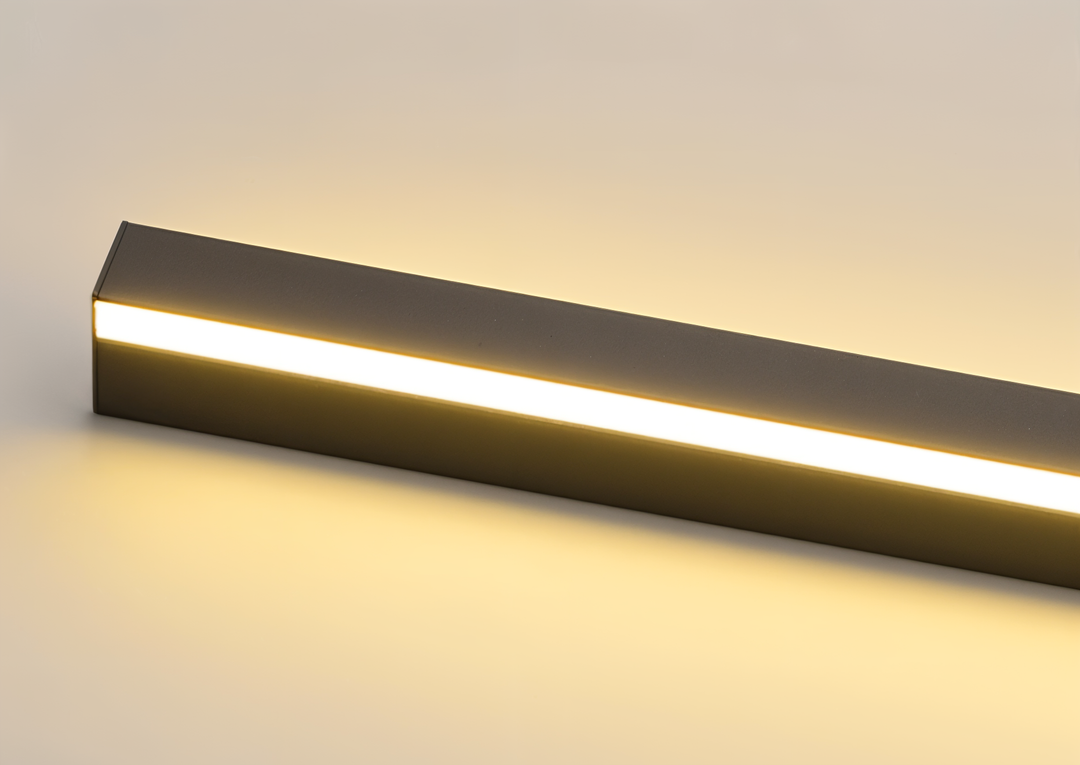Applique murale LED design épuré, linéaire, IP65, pour un éclairage doux et fonctionnel intérieur/extérieur.