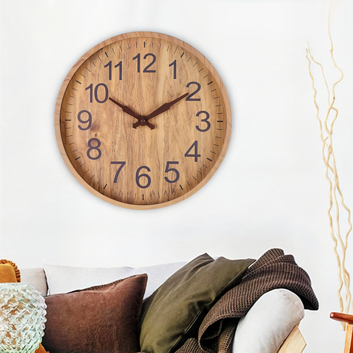 Horloge murale en bois massif, ronde et silencieuse, idéale pour chambre, bureau ou salon. Design élégant.