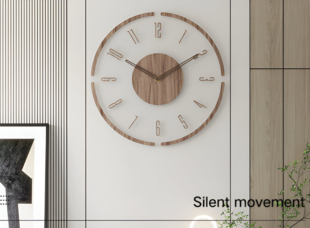 Horloge murale silencieuse pour salon, style moderne en bois clair et acrylique transparent.