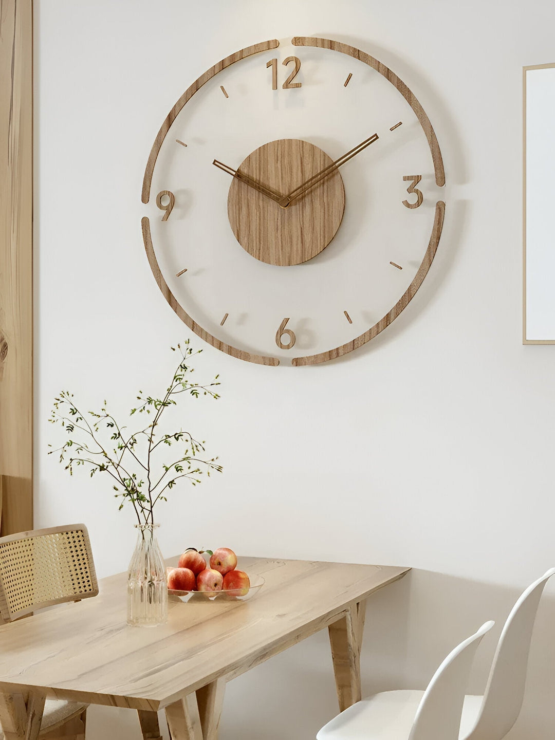 Décoration de bureau: horloge murale silencieuse en bois clair et acrylique, design épuré.