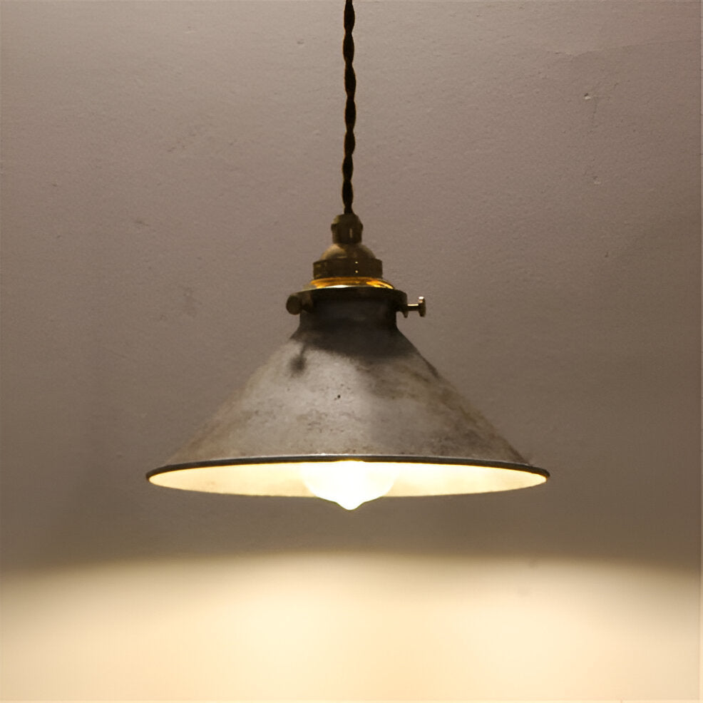 Éclairage suspendu conique industriel vintage. Luminaire de plafond design pour une ambiance rétro cuisine/salon.