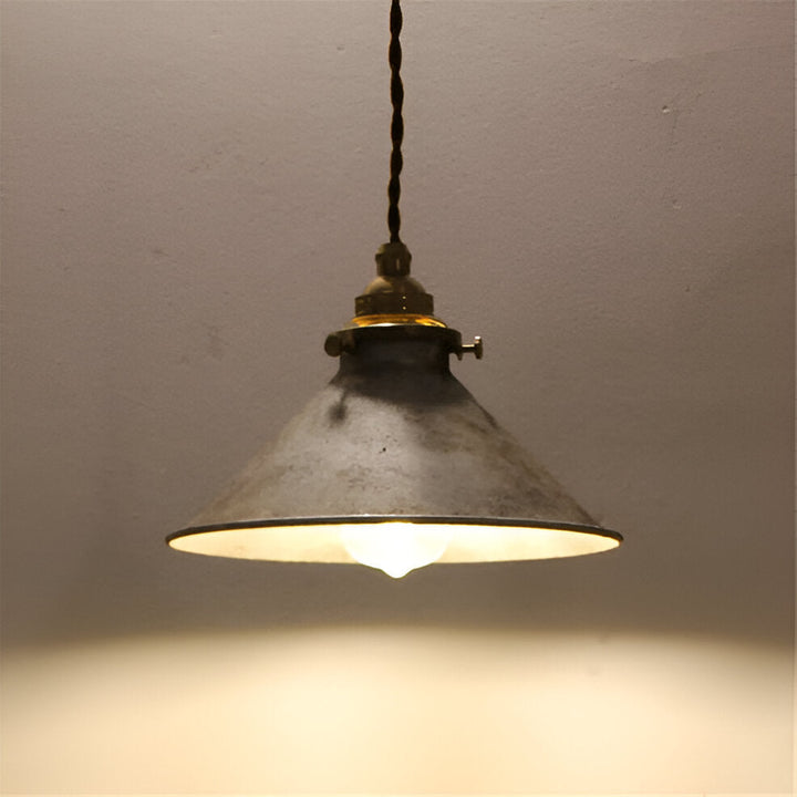 Éclairage suspendu conique industriel vintage. Luminaire de plafond design pour une ambiance rétro cuisine/salon.