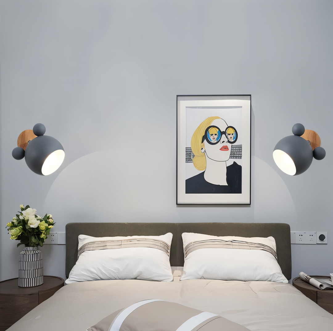 Applique murale design souris macaron, pivotante, lumière LED douce, parfaite pour décoration chambre enfant.