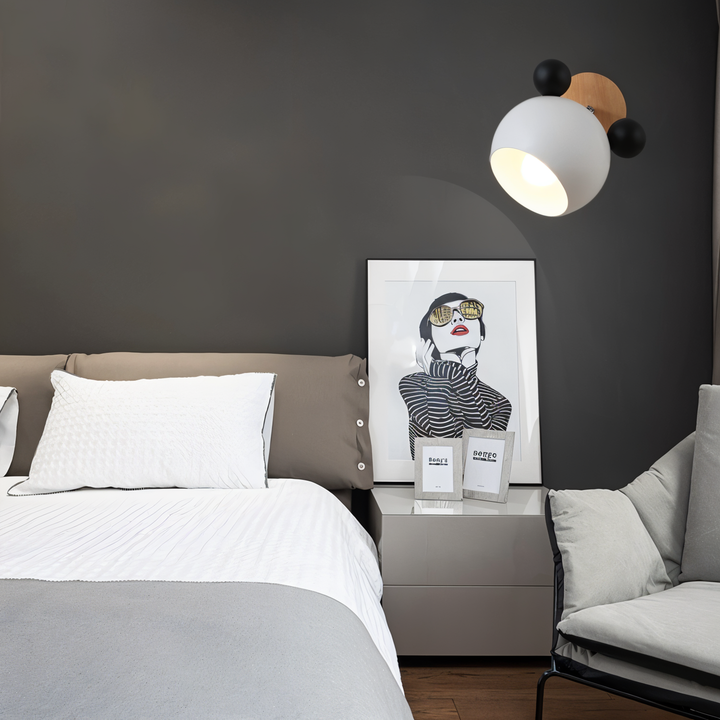 Veilleuse murale macaron orange pivotante, design souris, lumière LED douce pour une chambre d'enfant.