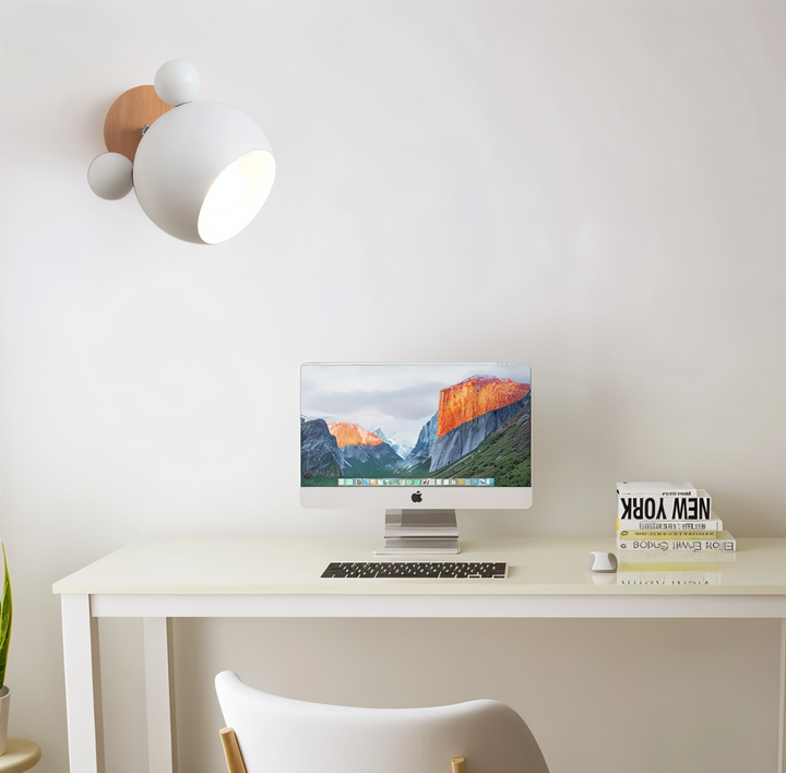 Luminaire LED macaron pivotant, applique murale pour chambre enfant, design souris, éclairage apaisant.