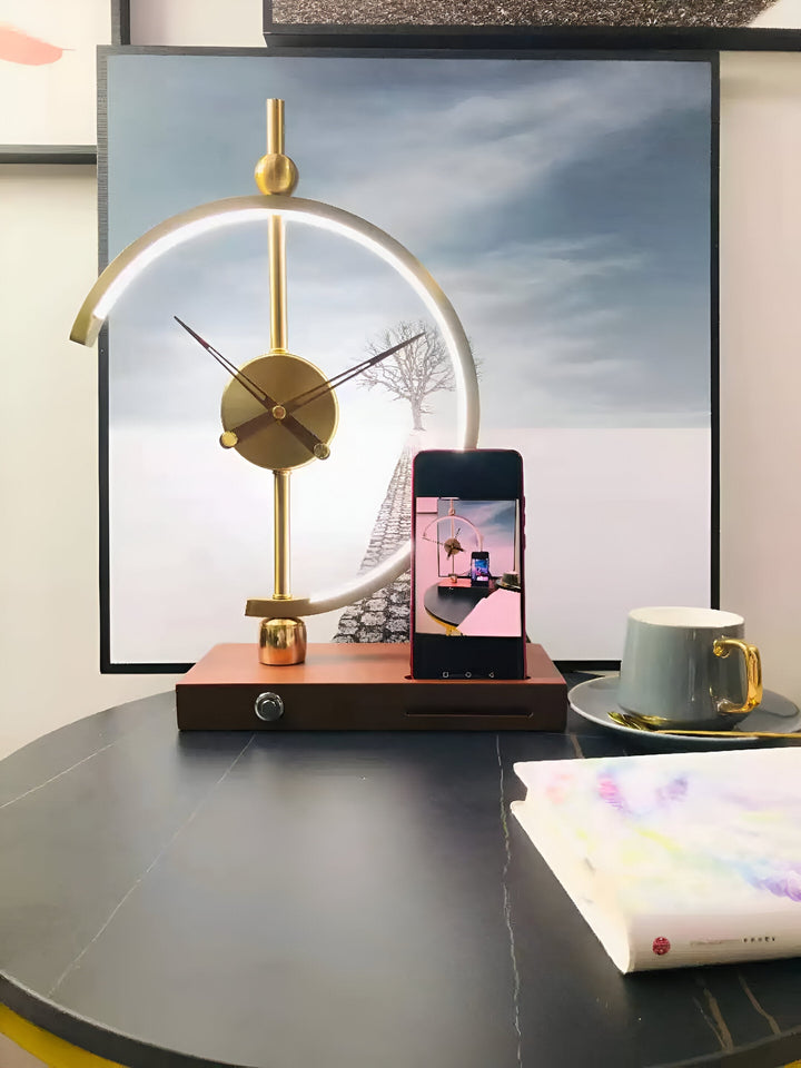 Éclairage de bureau LED géométrique. Comprend horloge numérique et chargeur sans fil Qi. Idéal pour un espace moderne.
