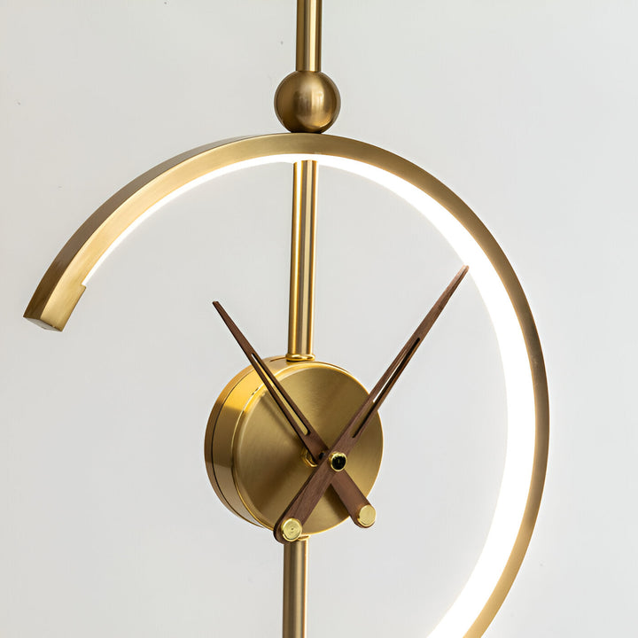 Lampe LED moderne de bureau, design géométrique. Intègre horloge et chargeur Qi sans fil pour un éclairage polyvalent.
