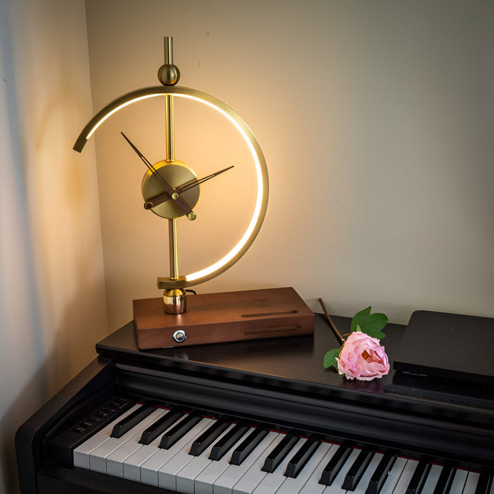 Lampe LED géométrique avec horloge, chargeur Qi pour smartphones. Économie d'énergie et design moderne pour votre bureau.