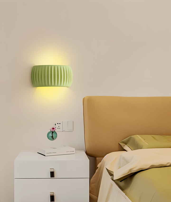 Applique murale LED contemporaine verte, design Macaron épuré, éclairage chaleureux.