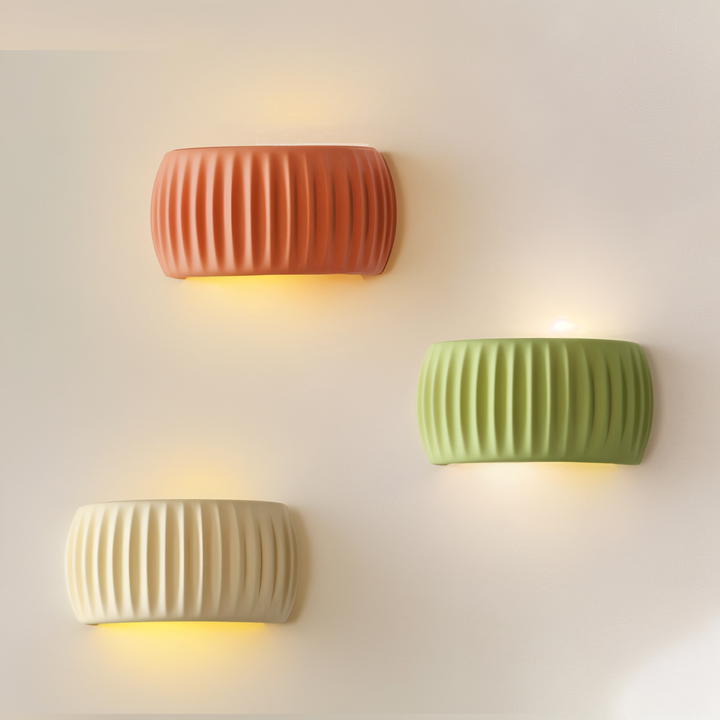 Luminaire mural LED orange, design moderne, style nordique rayé, ambiance lumineuse.