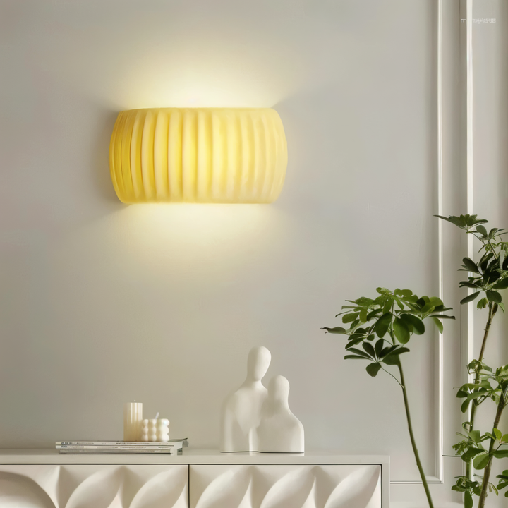 Applique murale blanche LED, design nordique et moderne, pour un éclairage subtil et élégant.