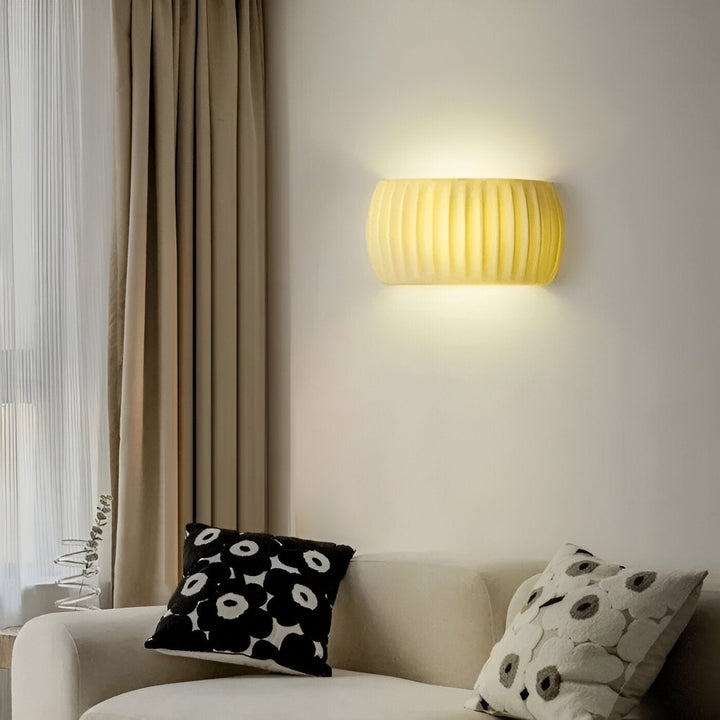 Applique murale blanche LED rayée, design nordique épuré, éclairage doux et moderne.