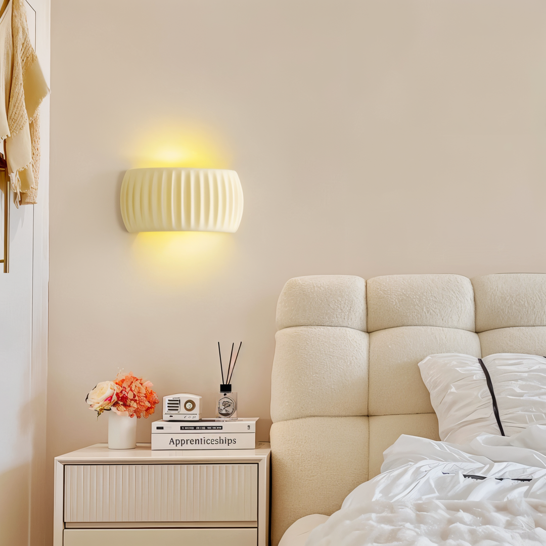 Luminaire intérieur blanc LED, style moderne nordique, éclairage doux pour toute pièce.