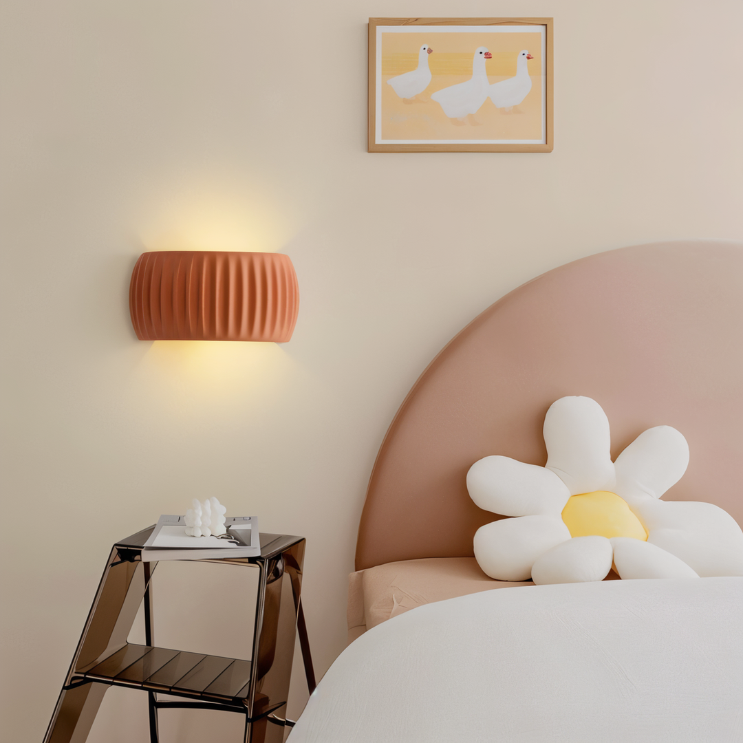 Applique LED orange, design Macaron rayé, crée une ambiance chaleureuse et lumineuse.