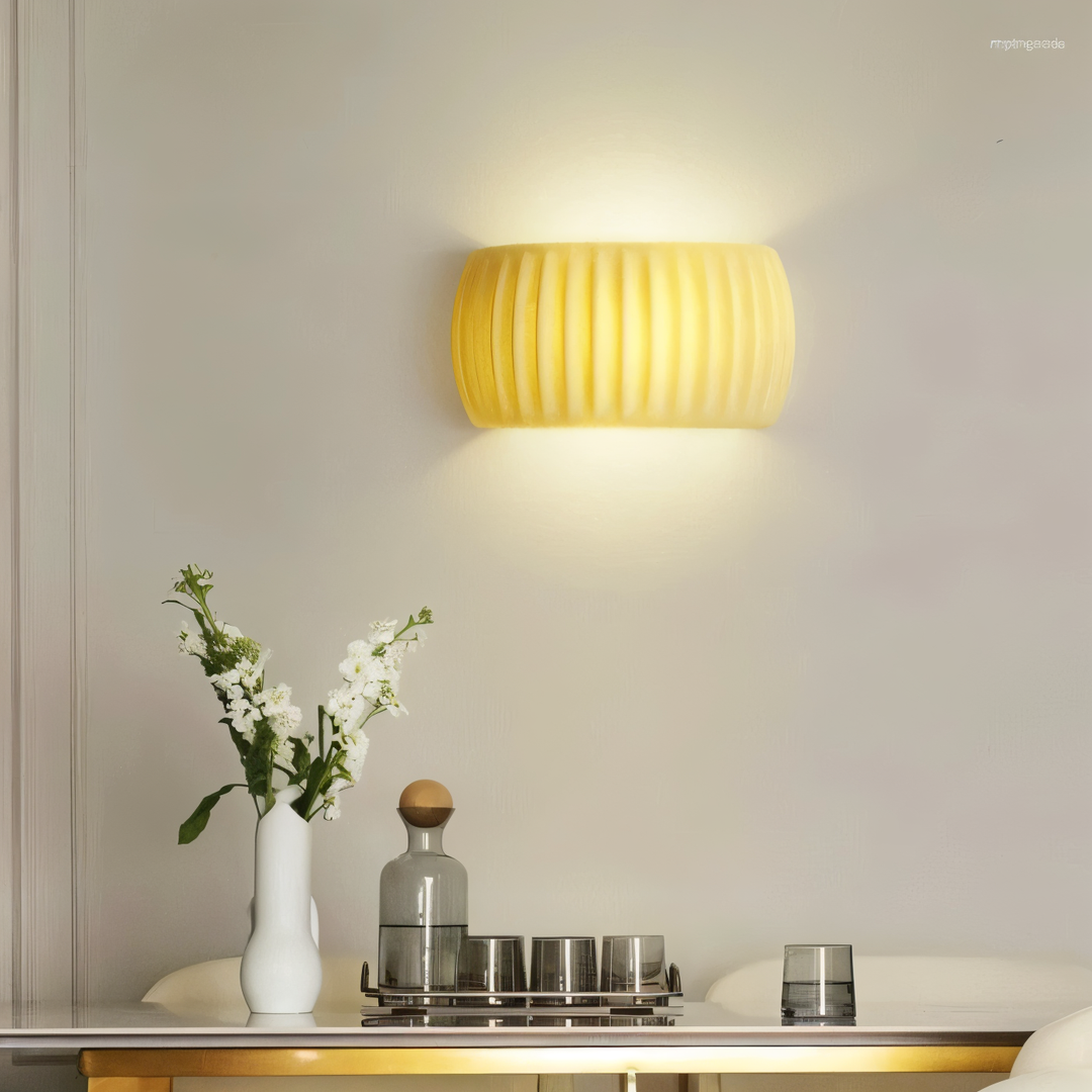 Luminaire mural LED orange design contemporain, parfait pour un éclairage d'appoint chaleureux.
