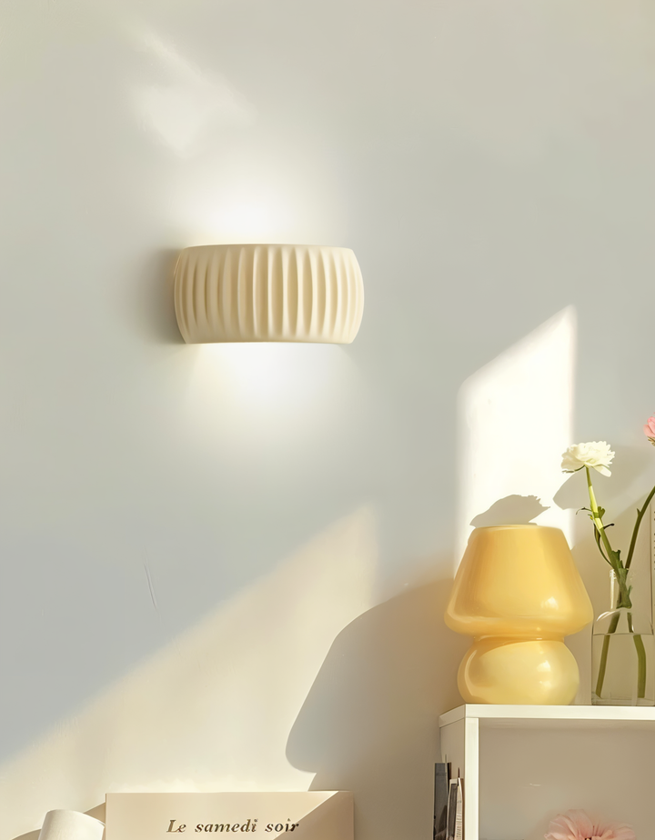 Applique murale blanche, éclairage LED doux, design Macaron nordique pour un intérieur épuré.